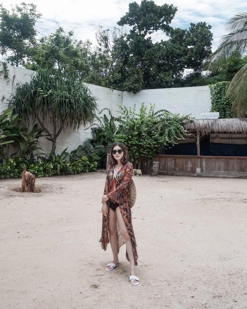This long outer are for casually wear but hey why not making it as bikini outer? Live in the summer! 🌞 @conditionsapplyuk 
.
.
#Ootd #ootdfashion #ootdinspo #ootdideas #ootdindo #ootdindokece #ootdinspiration #ootdindonesia #indobeauty #indofashion #indofashionpedia #indofashionpeople #jakartaspot #jakartahits #ootdjakarta #jakartabeauty #indofashionblogger #clozetteid #lookbooks #lookbooklookbook #lookbookindonesia