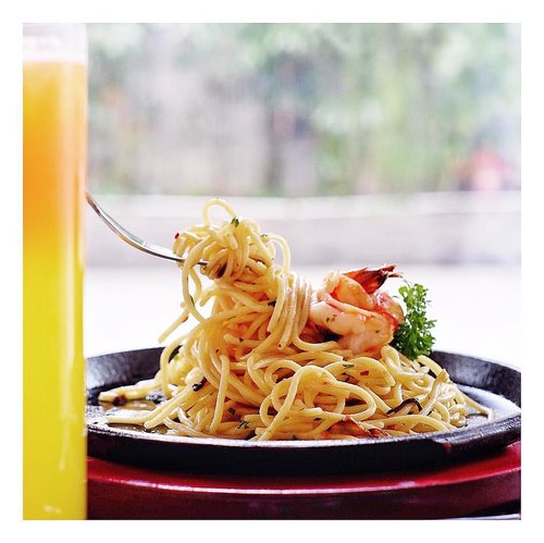 📍@amanosteakhouseGrand Paragon, Jakarta.🍤 Shrimp Aglio Olio 65kEat the spaghetti to forgetti your regretti ❤️ tingkat mateng nya pas n bumbunya juga passs.Oh ya di @amanosteakhouse pastinya juga ada steak yg enakk2 tergantung selera aja mau sirloin, tenderloin lengkap, blackpepper sauce nya enak lohhh recommended to try 👌🏻..#FollowTheYummy #amanosteakhouse #jktfoodies #jktfoodbang #jktfoodhunting #kulinerjakarta #kulinerkota #clozetteid #grandparagon #grandparagonjakarta #steakjakarta