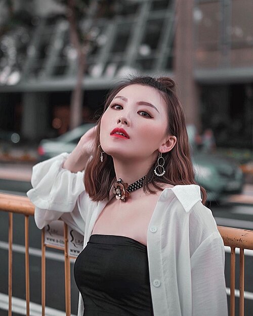 If you cant dazzle them with brilliance, dazzle them with @bdazzle.sg .Necklace + earrings @bdazzle.sg ..#Ootd #ootdfashion #ootdinspo #ootdideas #ootdindo #ootdindokece #ootdinspiration #ootdindonesia #indobeauty #indofashion #indofashionpedia #indofashionpeople #jakartaspot #jakartahits #ootdjakarta #jakartabeauty #indofashionblogger #clozetteid #lookbooks #lookbooklookbook #lookbookindonesia