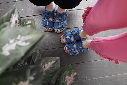 Accidentally twinning with @steviiewong 💙 this @berrybenka denim wedges is way too cute and comfy
.
.
#MeAndBerryBenka #MeAndBB