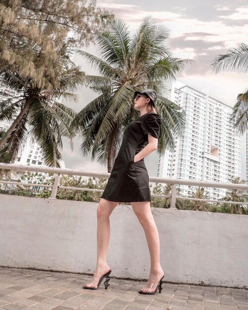 How to be instantly stylish : wear black from head to toe AND this dress with the puffy sleeve omoo cute + elegant 🥰 @lovebonitoid 
.
.
#Ootd #ootdfashion #ootdinspo #ootdideas #ootdindo #ootdindokece #ootdinspiration #ootdindonesia #indobeauty #indofashion #indofashionpedia #indofashionpeople #jakartaspot #jakartahits #ootdjakarta #jakartabeauty #indofashionblogger #clozetteid #lookbooks #lookbooklookbook #lookbookindonesia