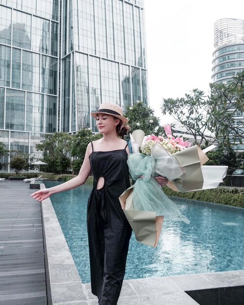 A day at the pool = Happiness 🤗 wearing @shopatvelvet @cher_son_shoes + 💐 @maidenflorist 
.
.
#Ootd #ootdfashion #ootdinspo #ootdideas #ootdindo #ootdindokece #ootdinspiration #ootdindonesia #indobeauty #indofashion #indofashionpedia #indofashionpeople #jakartaspot #jakartahits #ootdjakarta #jakartabeauty #indofashionblogger #clozetteid #lookbooks #lookbooklookbook #lookbookindonesia