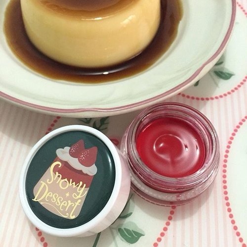 Pudding pudding puddiiiiing 🍮💋 Currently I'm addicted to Snowy Dessert Pudding Tint from @etude_official, read the review on my blog! www.vindyfreschi.com #clozetteid #etudehouse #liptint #sweets #beautyblogger