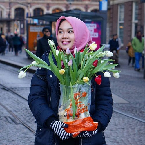 Today is the national tulip day of The Netherlands (Nationale Tulpen Dag), there are thousands of Tulips given away for free at Dam Square, Amsterdam, it remarks the first day of Tulip season!..📷 by @bekkabekii .#tijdvoortulpen #nationaltulipday #nationaletulpendag #nationaletulpendag2017 #tulip #netherlands #amsterdam #damsquare #IndonesianFemaleBloggers #clozetteid #bloggerceria #whileinnetherlands #netherlands #dutch