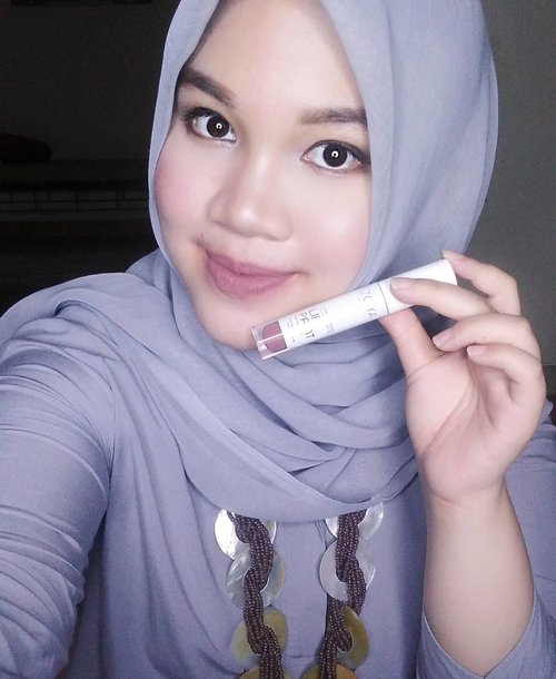 Just recorded a new video, review and swatches of the new Matte Lip Paint from @zoyacosmetics all colors! You should wait till it's up on my YouTube channel. The first time trying out my new ring light too, yippie, now I can take pictures and videos at night #selfie #beautyblogger #beautyvlogger #IndonesianFemaleBloggers #indonesianbeautyblogger #indonesianbeautyvlogger #fotd #motd #lipstick#makeupjunkie #clozetteid #halalcosmetics #indobeautygram #fotdibb