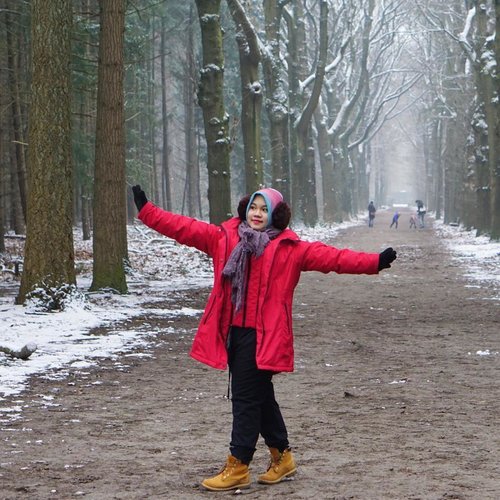 One snowy day in Tilly, in winter all that matter is to stay warm in super cold weather so I have 4 more layers inside my oversized red jacket 😂😂.#winter #tilburg #netherlands #whenintilburg #lifeinnetherlands #snow #clozetteid #winterwonderland #wolipopxclozetteid #hijab #winterfashion