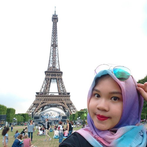 Picnic at Eiffel tower anyone?..#eiffeltower #paris #france #eurotrip #europe #summertrip #lifewelltravelled #tourist #touristattraction #whileinfrance #eiffeliminlove #clozetteid #indonesianfemalebloggers