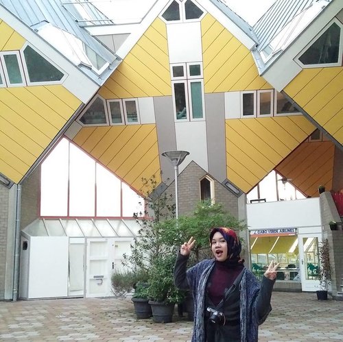 At the famous cubes
.
.
.
.
.
.
#Rotterdam #cubes #travelnetherlands #travelling #landmark #architecture#studidibelanda #netherlands #europe #eurotrip #IndonesianFemaleBloggers #clozetteid