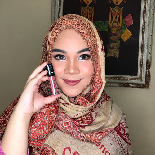 Aku mau ceritain lipstick andalanku beberapa waktu terakhir ini, selain warnanya yg cantik, rasanya yg ringan di bibir dan daya tahannya yg tidak terhempas nasi padang ini juara deh pokoknya. Full review on my blog bit.ly/intensematte (direct link on bio)
.
@makeoverid #makeover #lipstick #intensemattelipcream #indonesianfemalebloggers #clozetteid #bloggerceria #indonesianbeautyblogger #beautybloggerid #setterspace #indobeautysquad #beautybloggerindonesia #review #makeup #makeupjunkie