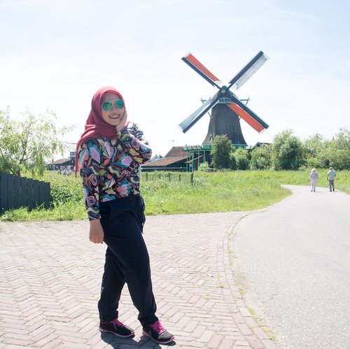 Zommer x windmollen
.
.
#Netherlands #zaanseschans #summer #zommer #trip #holiday #wheninnetherlands #indonesianfemalebloggers #clozetteid #ootd