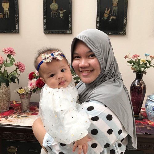 2020 might not be the best year of all time, but this year I got to be a mother to this beautiful girl so I have no regrets. Alhamdulillah, Masya Allah. I used to wonder how does it feel to have such cute children like those #babiesofinstagram, I think it must be really nice to spend the whole time them, while I could only wait for their post on IG, which I found such a stress reliever. Now, I could testify yeah it feels really nice, exciting, and rewarding 🥰🥰🥰.I believe it’s never been easy to be a mother especially in this pandemic time, hope everything wll get better soon!#yangpentinganakkecemamakbelakangan #momanddaughter #clozetteid