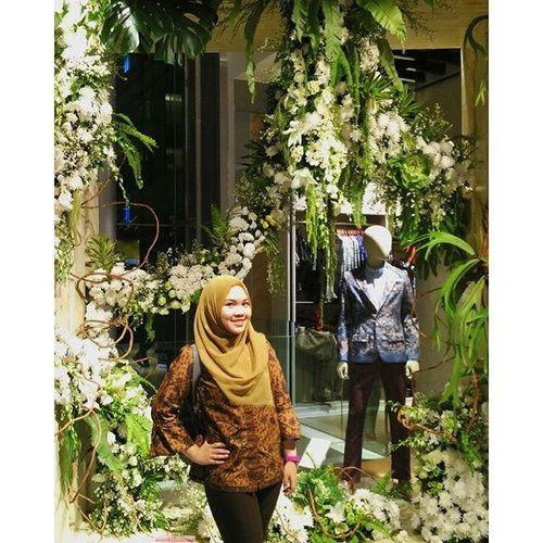 Selamat hari batik nasional! And I love that there are so many flowers here in @centralstoreid, happy first anniversary!  #batik #indonesia #centralflowerextravaganza #ootd #clozetteid