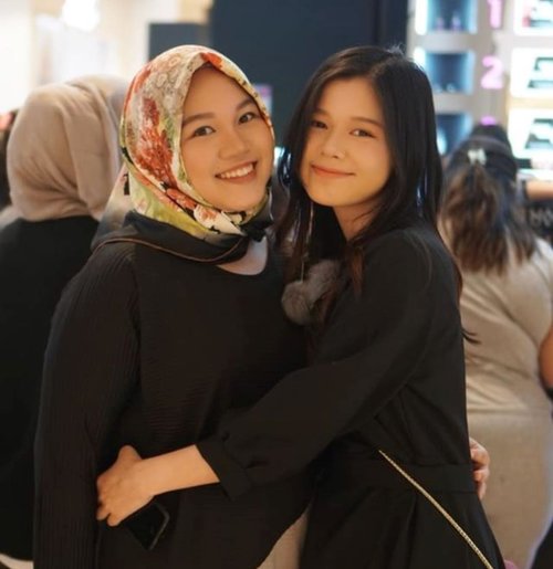 #throwback last week at @makeoverid independent store opening at PIK Avenue. With the blogger heitz yet super humble, young but mature and inspiring lah pokoknya @elinivana, aku ngefans
.
.
#clozetteid #indonesianbeautyblogger #indonesianfemalebloggers #ootdblack