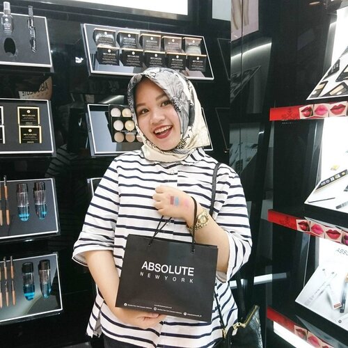 Hari Sabtu lalu aku dan teman2 @clozetteid main-main ke butiknya @absolutenewyork_id dan dikasih kesempatan buat nyobain 3 lip products andalan mereka. Aku udah coba semuanya dan suka banget sama semuanya, ada Perfect Pair, Glossy Stains sama Modest Matte. Aku udah review semuanya di blogku mampir yuk ke bit.ly/ANYfablips
.
.
#clozetteid #beautybloggerindonesia #indonesianfemalebloggers #indonesianbeautyblogger #bloggerceria #AbsoluteNewYorkID #AbsolutelyFABLips #ClozetteIDReview #lipstick #review #beautyreview