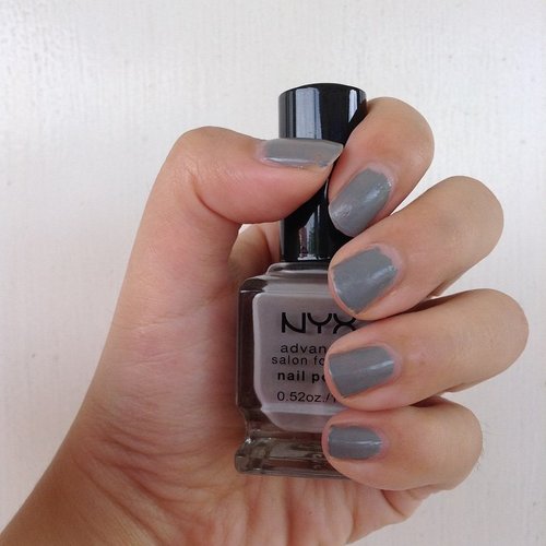 The first trime trying out @nyxcosmetics nail polish in shade cloudy, been wearing them for a week now and I am impressed that they're still perfectly intact to my nails without top coat and no touch up at all #notd #nyx #manicure #nail #nailart #nailpolish #beautyblogger #indonesiabeautyblogger #clozetteid