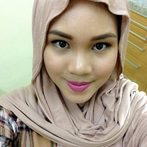 A little bit selfie before sleep won't hurt right? Make up by @benefitcosmeticsindonesia team during their #wowbrowid event #selfie #benefit #benefitcosmeticsid #clozetteid #hijab #makeup #beautyblogger