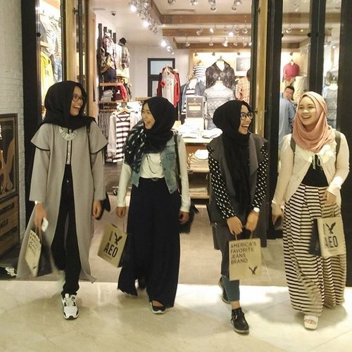 When girls meet shopping #clozetteid #clozetteambassador #hijab #aeostyleid