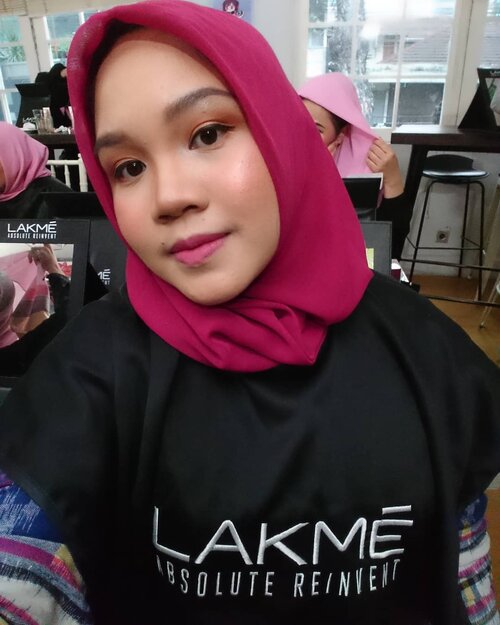 Alhamdulillah waktu Jakarta mati listrik seharian kemarin buat kami ga begitu terasa karena diisi dengan beauty class IFBxLakme..Sungguh aku salut sekali sama member IFB yg walaupun tinggalnya jauh dan transportasi terganggu karena ga ada listrik tapi tetep semangat buat dateng dan kelasnya berjalan fun banget dengan penuh tawa. Dan terbukti walau keringetan mayan gobyos karena ga ada AC tp produk Lakme oke banget lho ga luntur make upnya! .Thank you buat @femalebloggersid @lakmemakeup @mintxmingle yg sudah mewujudkan beauty class kemarin, tiap kali ikut beauty class alhamdulillah nambah temen dan ilmu baru. Ditunggu next event ya!.#lakme mintxmingle #indonesianfemalebloggers #beautyclass #mylakmemakeupclass #instantglam #clozetteid #bloggerceriaid