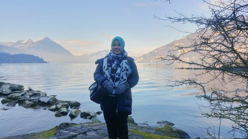 Interlaken means in between two lakes, the previous photo was in lake Brienz and this is the other side of Interlaken, Lake Thun, amazingly beautiful.
.
.
.
.
#Switzerland #europe #eurotrip #winter #wintertrip #winterinswitzerland #IndonesianFemaleBloggers #clozetteid #traveling #lakethun