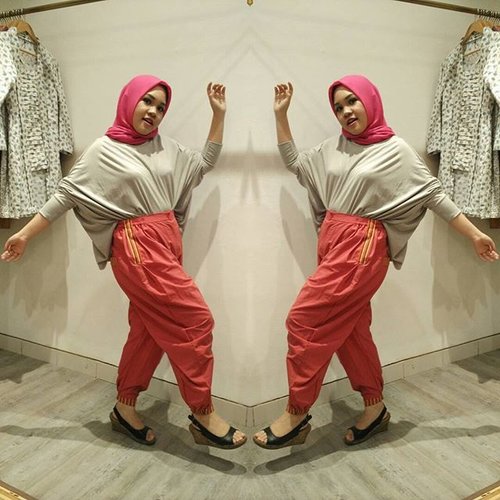What an awkward #ootd pose, wardrobe by @swanstwenty #pink #hijab #cotw #clozetteid #clozetteco #clozetteambassador