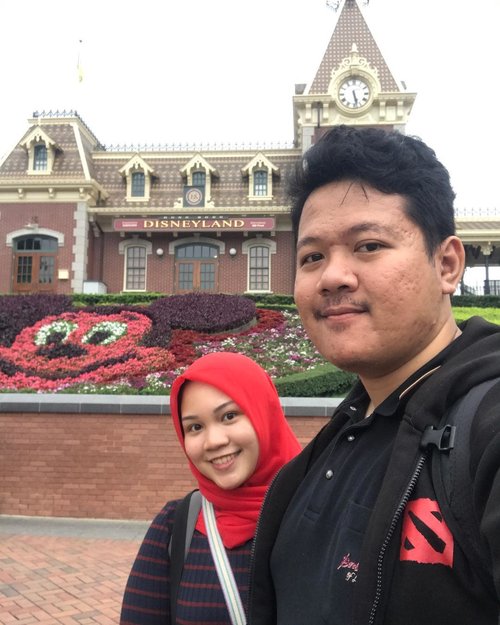 You make me realize that the happiest place on earth is not Disneyland, but next to you. .Happy birthday my husband, my best friend, my imam, my 24/7, my partner in everything, wish you nothing but the best in life and after. May Allah bless us always, love you 3000 😘😘😘.#husbandbirthday #husbandandwife #disneyland #putribaim #clozetteid