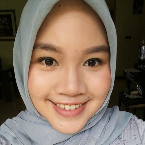 This is my go to look which only needs 10 minutes to be done..Eyebrow + Sunblock + powder foundation / two way cake + eyeliner + nude lips + highlighter with pinkish hue + nose shading (super essential since my nose is barely there, my ultimate product for this is @catrice.cosmetics prime and fine professional contouring no 010, perfect brown) + mascara (always in make up pouch @catrice.cosmetics 3D Lash Luminizer Mascara)..What is yours? I'm joining @catrice.cosmetics and @indobeautygram #catriceidcompetition #catriceidxibv.#indobeautygram #makeup #dailymakeup #naturalmakeup #indonesianfemalebloggers #bloggerceria #clozetteid #makeupenthusiast #makeupartist