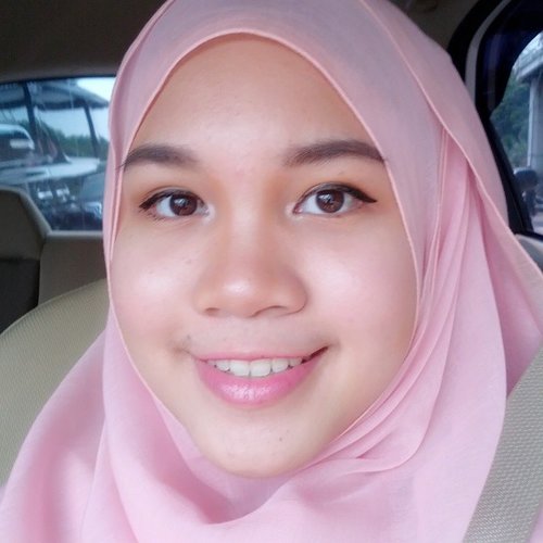 Today after class I immediately went to mushola to do my make up to attend lunch with @clozetteid #clozetteambassador I just used whatever were on my travel make up pouch which I bring with me everyday. #ClozetteID #clozetteco #clozettegirl #selfie #hijab #pink