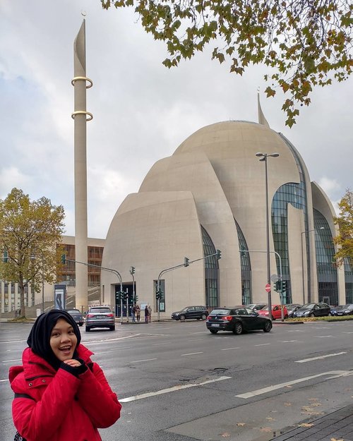 When you found a beautiful mosque in Europe
.
Selamat Hari Maulid Nabi Muhammad Saw, sudahkah kita bersholawat hari ini?
.
#mosque #cologne #köln #germany #autumn #europe #eurotrip #visiteurope #moslem #traveleurope #moslemtraveler #muslimahtraveller #indonesianfemalebloggers #clozetteid