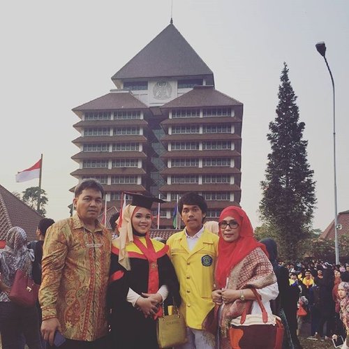 My best supporter, this bachelor of law degree and cum laude predicate are dedicated to them. I am nothing without them <3 #wisudaui #family #law #lawschool #ui #universitasindonesia #graduation #sarjana #hukum #ClozetteID