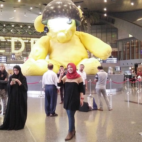 Mejeng foto dulu sama si Teddy Bear jumbo di Doha, this is my airport outfit, I don't care about anything but comfort for a 17hrs flight #ootd #doha #airport #transit #teddybear #IndonesianFemaleBloggers #clozetteid