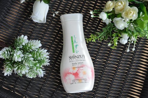 New post is up on my blog! Head to rumahcantikputri.blogspot.com to find out more about this #shinzuibodylotion, as the weather getting colder, body lotion is sure a great friend #putihitushinzui #clozetteid #bloggerceriaid #IndonesianFemaleBloggers #beautybloggerindonesia #ibb #indonesianbeautyblogger