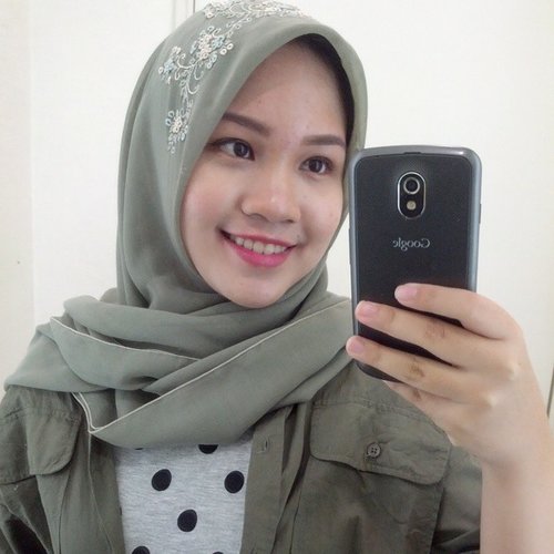 Yesterday's mirror #selfie, just got my eyebrows waxed by @benefitcosmeticsindonesia and on the lips is the infamous @bourjoisid #rougevelvet #peachclub #clozetteID #clozetteambassador #clozetteco #hijab #beauty #beautyblogger #indonesiabeautyblogger
