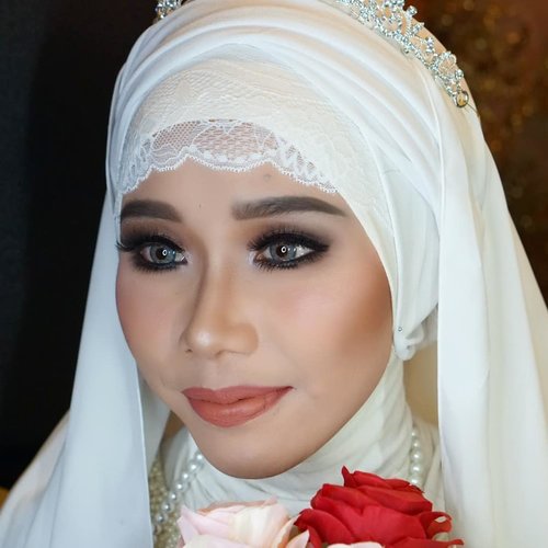My version of wedding make up ala @bennusorumba on a hijabi bride, what do you think? I did this make up when I joined wedding make up workshop with @bennu_management..Thank you for my model @pupujai .Want me to do make up on you? Contact me!.#makeupartist #weddingmakeup #makeuppengantin #boldmakeup #muajakarta #muadepok #riaspengantin #bennusorumba #ClozetteID