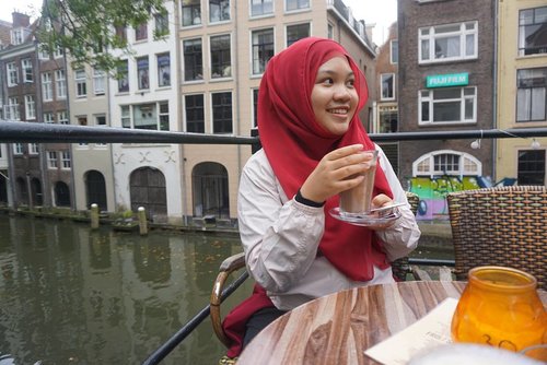 Enjoying a glass of hot chocolate by the canal ....#Utrecht #netherlands #liveinholland #weekendgetaway #IndonesianFemaleBloggers #clozetteid
