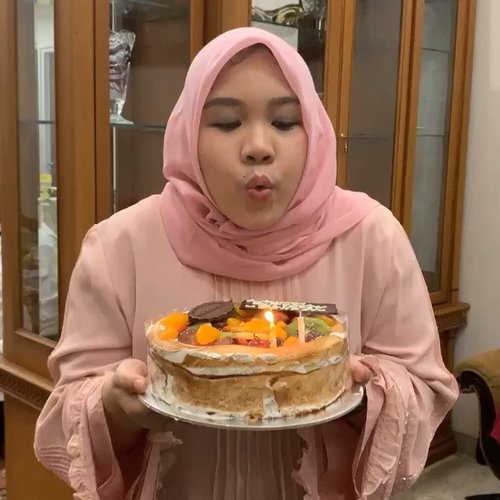 Alhamdulillah, alhamdulillah, alhamdulillah. What more I can say for my 26th birthday, I got to celebrate it with my beloved family and friends who are dearest to me. My first birthday as a wife and we’re about to start a new phase in our life by moving in to our own place. Officialy 26 years old and citizen of Cinere 🎂🥳.Thank you for all the birthday wishes and gifts, all the best for you too!.#birthday #virgo #blessed #clozetteid