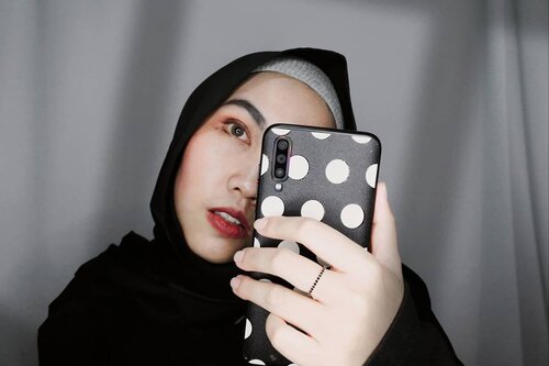 ___
Mana nih yang team selfie selfie-an puluhan kali tapi yang di upload nya cuma satu doang?
☝🏻
___

#Selfie
#SelfieMirror
#SelfieMakeup
#TribePost 
#ClozetteID 
#SamsungA70
#SamsungCase
#Polkadot
#Monochrome