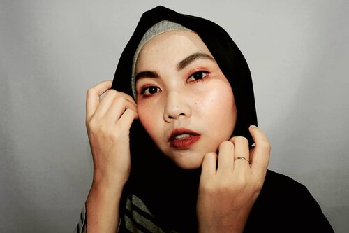 ___Pilih bold atau nude?___Aku sih pilih merah-merah bold gitu🖤❤Kalau kamu?___#self#makeupbold#ClozetteID #Qupas #Beautiesquad #BandungHijabBlogger #BandungBeautyBlogger #BeautygoersID#BloggirlsID