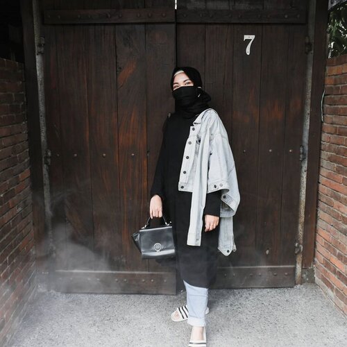 ___Outfit everyday, dulu hampir tiap minggu pake yang namanya sheet-mask nah sekarang, mask nya ganti dulu jadi tiap hari tapi jadi cotton-mask 🙈___Keep safe and healthy guys!___Btw aku ini keenakan terus deh pake Hijab Set & Masker Organik Anti Virus nya @zayanaorganic abisnya nyaman sih.___@zayanaorganic#ZayanaOrganic#HijabPalingSehat #LangkahSehatBersamaZayana#OutfitOfTheDay#ClozetteID