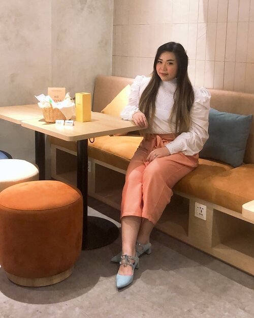 Finally got to wear my @pofeleve Loewe pants yesterday, it was so comfy but stylish!

Will share more details of the pants tomorrow, stay tuned!

#pofeleveattitude
#ootd #ootdid #fashion #fashioninfluencer #beautyineveryshape #fashionforeveryshape
#sbybeautyblogger  #influencer #influencerindonesia #surabayainfluencer #beautyinfluencer  #bloggerceria #beautynesiamember  #influencersurabaya  #surabayablogger  #bloggerperempuan #clozetteid #girl #asian #notasiza0 #personalstyle #surabaya #effyourbeautystandards #celebrateyourself #endorsement #endorsersby #openendorsement #endorsementid