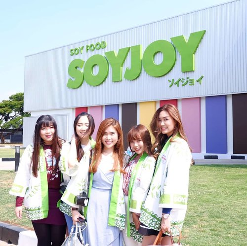 Check out why @_aphrodites_ were such happy gurls when we went to @soyjoyid factory visit last week, full story here :
http://bit.ly/soyjoyfactoryvisit .

#soyjoyfactoryvisit #kebaikankedelai #soyjoy #soyjoyid #factoryvisit #factoryopening #soyjoyindonesia #soyjoyfactory #aphrodites #aphroditesevent #aphroditescollab #clozetteid #sbybeautyblogger #beautynesiamember #bloggerceria #girls #asian #squad #squadgoals #blogger #vlogger #influencer #surabayablogger #surabayainfluencer #lifestyle #lifestyleblogger #healthylifestyle #healthysnack