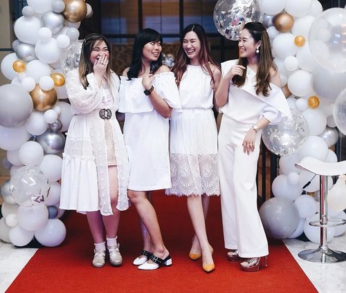 Having too much fun at @msglowbeauty @klt.official @oneicon.residence event 😆. #event #beauty #beautyevent #surabaya #surabayaevent #eventsurabaya #makeup #girls #asian #clozetteid  #sbybeautyblogger #bloggerindonesia #bloggerceria #bloggerperempuan #indobeautysquad #influencer #beautyinfluencer #influencersurabaya #white #msglow #dressedinwhite #girls #ladies #ootd #ootdid #ootdindo #fashion