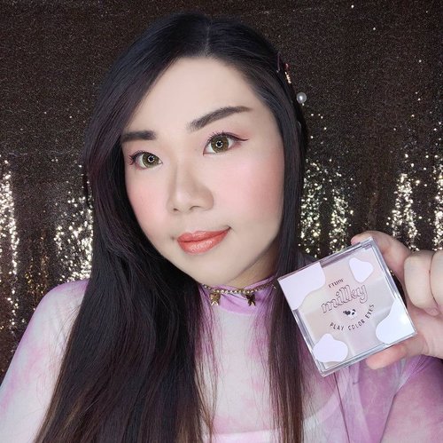 Here are three different eye looks wearing @etudeofficial Play Color Eyes in Strawberry Milk, definitely perfect for soft, everyday look with extra bling - although i think i can even create a bolder look using shades like Strong Strawberry and Strawberry Brown (now that i said that i feel like i should try soon haha).

I honestly have been reaching and using it nonstop lately, most of the sweet Valentines day looks i did used this palette, and that's how i feel for more of Etude's palettes, they make me gets carried away by how easy to use and effective they are!

Btw i think it's cute that they began naming their shades (or at least i just noticed them, did they always used to name their shades from the beginning?) like Western brands but is it just me or they seem to anyhow name the shades 🤣🤣🤣? Or is it just a Korean thing...

Anyhow, You can get yours with special price at my Charis Shop (Mindy83) or type https://bit.ly/strawberrymilkMindy83 to get directed to the page directly.

PS : please ignore my wonky falsies in the last pic 🤣🤣🤣, sometimes when i wear them for picture takings only i don't even realize they are falling off until i see i the photo 🙈.

#etude #playcoloreyesstrawberrymilk  #CHARIS #hicharis #eyeshadow #koreancosmetics #koreanbeauty #reviewwithmindy
#kbeauty  #clozetteid #sbybeautyblogger #BeauteFemmeCommunity

@hicharis_official @charis_celeb @charis_indonesia