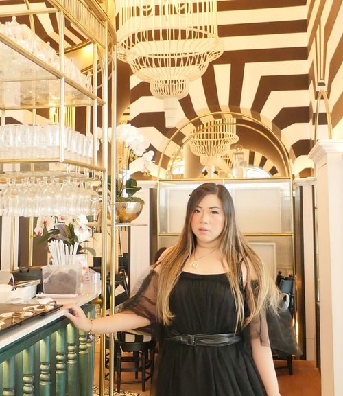 Snapped a few pics in this position because there were people dining at the back, they're a lot more visible in the other snaps. Tried to edit them but WHITE FLAG. I just dunno how to do them 😢😢😢. #throwback#ootd #ootdid#sbybeautyblogger  #bblogger #bbloggerid #influencer #influencerindonesia #surabayainfluencer #beautyinfluencer #beautybloggerid #beautybloggerindonesia #bloggerceria #beautynesiamember  #influencersurabaya  #indonesianblogger #indonesianbeautyblogger #surabayablogger #surabayabeautyblogger  #bloggerperempuan #clozetteid #girl #asian #notasize0  #personalstyle #surabaya #effyourbeautystandards #celebrateyourself #arteastiq #arteastiqsurabaya