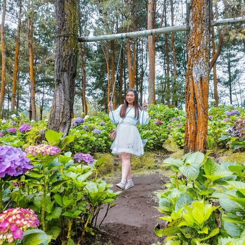 Who wants to runaway to mother nature with me?#flowers #flowergarden #tamanbungacobantalun #cobantalun #pinkinbatu #pinkjalanjalan #ootd #ootdid #BeauteFemmeCommunity #SbyBeautyBlogger #clozetteid