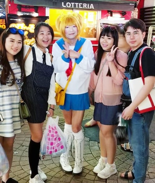 So i went to Japan 3 times in the past 3 years,  every single time i would visit my fave street of Tokyo - which is Tekshita Dori.  Each time i would be greeted by fun people dressing up in various,  sub-cultured clothing and each time,  i would meet this dude! I just find it so cool and liberating that in Tokyo,  there is always a place for anyone who wants to ve whatever they want without having to wait for Halloween haha! 
First time that i finally get to snap a pic with him because before i didn't have @genico.young with me,  need anyone to do anything you're too embarrassed to ask?  He'll do it for you 😄😄😄 #pinkinjapan #pinkinhakone #japantrip2018  #pinkholiday #pinkjalanjalan #jalanjalan #clozetteid #sbybeautyblogger #beautynesiamember #bloggerceria #traveltheworld #itchyfeet #wanderer #traveler #blogger #influencer #travelblogger  #lifestyleblogger #citizenoftheworld  #funtime #semicharmedlife #lifewelltraveled #japan #family  #familytrip #harajuku #cosplayer #takeshitastreet #japanesecosplayer