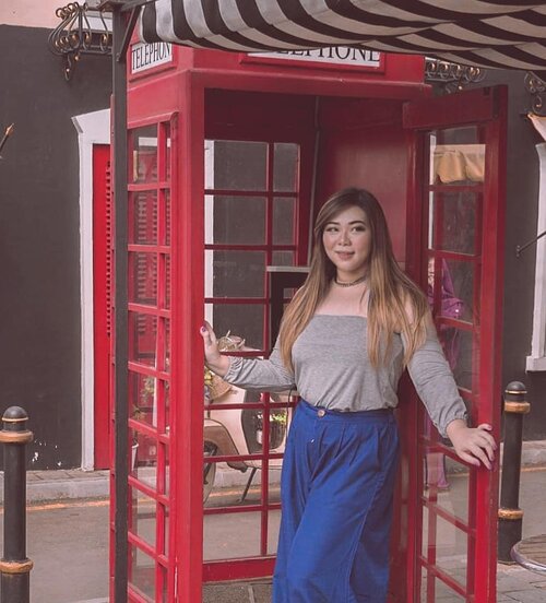 Emerges out of the fake phonebooth like some fake superman... Btw, are there any phonebooth left and if not where does current superman changes?You bet i actually went to google it after i wrote this caption. Nerdy girl here... #brickcafe#brickcafejogja #clozetteid #sbybeautyblogger #beautynesiamember #bloggerceria #influencer #jalanjalan #wanderlust #blogger #indonesianblogger #surabayablogger #travelblogger  #indonesianbeautyblogger #indonesiantravelblogger #girl #surabayainfluencer #travel #trip #pinkjalanjalan #lifestyle #bloggerperempuan #jogja #pinkinjogja #yogyakarta #asian #exploreindonesia #ootd #ootdid  #cafejogja