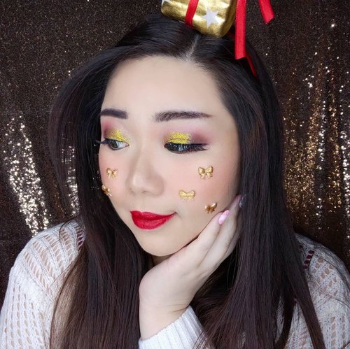 Details of my Gift makeup look, just a glam, wearable festive look with some extra pizzaz.

I hand painted the little ribbons (originally pearly white) glitter gold (nail polish) because you gotta do some little DIY sometimes even when you're crappy at it 😛.

#clozetteid #gift #giftmakeup #redandgreenmakeup #BeauteFemmeCommunity  #thematiclook #thematicmakeup 
#sbybeautyblogger #makeup #ilovemakeup #clozetteid #sbybeautyblogger #bloggerceria
#beautynesiamember #bloggerperempuan #indonesianfemalebloggers #girl #asian  #bblogger #bbloggerid #influencer #influencersurabaya #influencerindonesia #beautyinfluencer #surabayainfluencer #jakartabeautyblogger #SURABAYABEAUTYBLOGGER #makeuplook #socobeautynetwork #christmasmakeup