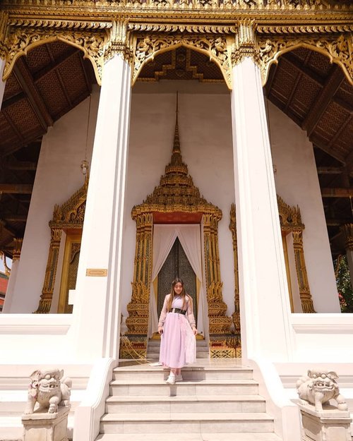 Looking majestic but honestly i was having an out of body experience under the intense sun and many obstacles to finally get here!

#grandpalace #thegrandpalace
#grandpalacebangkok
#bangkok
#pinkinthailand 
#clozetteid #sbybeautyblogger #beautynesiamember #bloggerceria #influencer #jalanjalan #wanderlust #blogger #indonesianblogger #surabayablogger #travelblogger  #indonesianbeautyblogger #indonesiantravelblogger #girl #surabayainfluencer #travel #trip #pinkjalanjalan #bloggerperempuan  #asian  #thailand #bunniesjalanjalan #pinkinbangkok #ootd  #traveltheworld