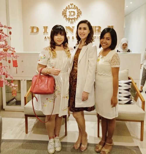 With awesome women : @mecha_dr from @diandraclinic and @liliesrolina.id from @womanblitz . 
I have been to countless events but most of them didn't leave a lasting impression like yesterday.  So grateful that dr. Imel opened up the door to so many new knowlege for us,  she's definitely not your ordinary "beauty doctor"! #thankyou @diandraclinic and @womanblitz for having us!  We had such a great and educational time, we learned so much from dr.  Imelda 😻

#sbybeautyblogger #bloggermeetup #womanblitz #diandra #diandraclinic #surabaya #surabayaclinic #event #surabayaevent #blogger #bblogger #bbloggerid #indonesianblogger #indonesianbeautyblogger #surabayablogger #surabayabeautyblogger #clozetteid #clozettedaily #ladies #eventsurabaya #meetup #womanblitzevent #bloggerceria #bloggerceriaid