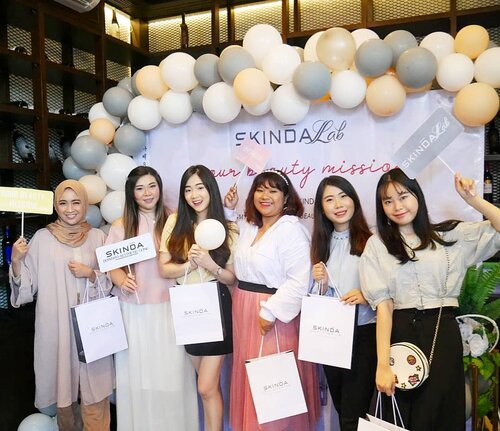 Congratulations @skindalab_beautique (and ofc @dr_leni_kumala ) for the launching, can't wait to try all of the products - must be good since it's a brainchild of an awesome doctor!Thank you for having us 🤗. #myskindalab #mybeautymission #event #eventsurabaya#surabaya #surabayaevent#girls #asian #clozetteid  #sbybeautyblogger  #bloggerindonesia #bloggerceria #bloggerperempuan #indobeautysquad  #influencer #beautyinfluencer #surabayainfluencer #surabayablogger #influencersurabaya  #indonesianbeautyblogger  #bloggerid #bblogger #SurabayaBeautyBlogger #beautyevent #indonesianfemalebloggers #skincare  #skincarelaunch #launching